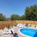 Daire Laura - With Private Swimming Pool