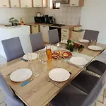 Laura - With Private Swimming Pool Apartment