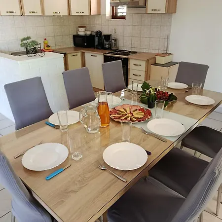 Laura - With Private Swimming Pool Apartment