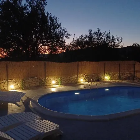 Laura - With Private Swimming Pool Apartment