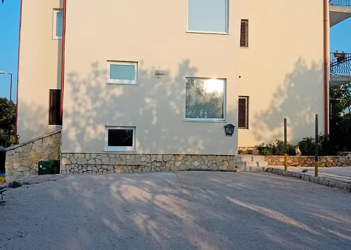 Laura - With Private Swimming Pool * שיבניק