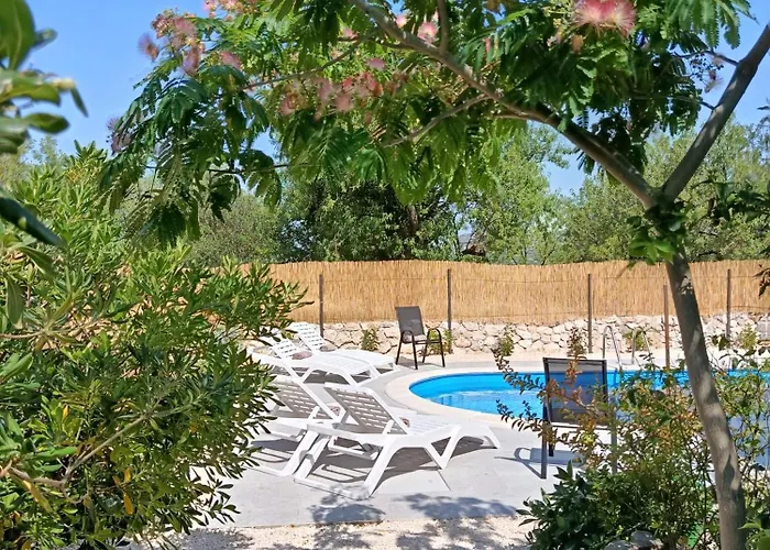 아파트 Laura - With Private Swimming Pool