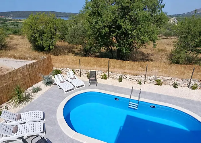 דירה Laura - With Private Swimming Pool שיבניק