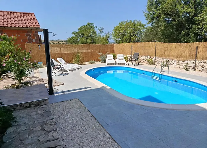 Laura - With Private Swimming Pool * שיבניק