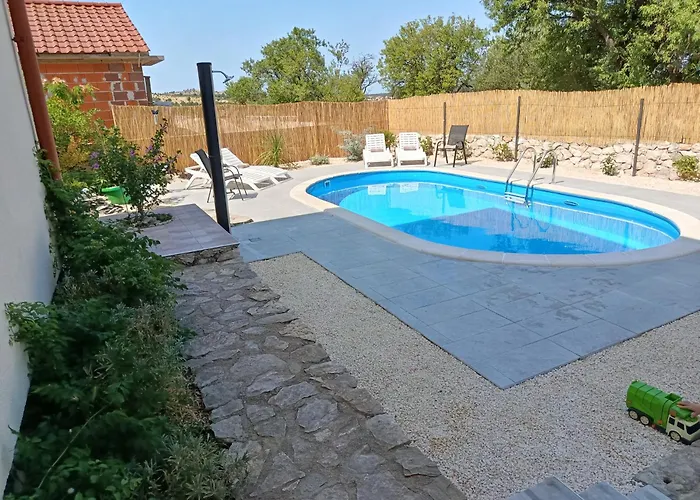 דירה Laura - With Private Swimming Pool שיבניק