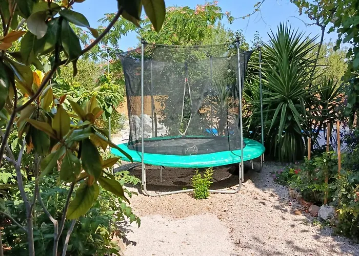 Laura - With Private Swimming Pool שיבניק