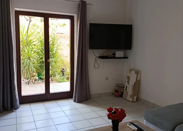 Laura - With Private Swimming Pool * שיבניק