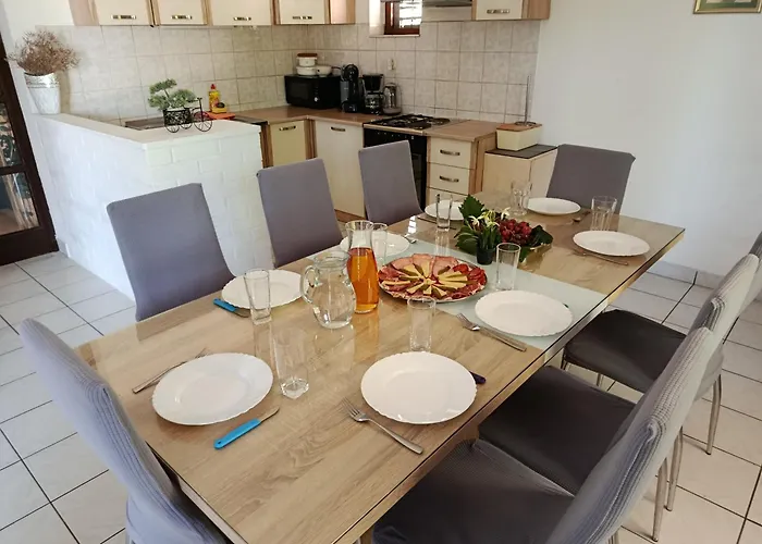 Laura - With Private Swimming Pool דירה