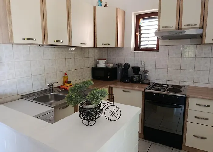 Laura - With Private Swimming Pool שיבניק