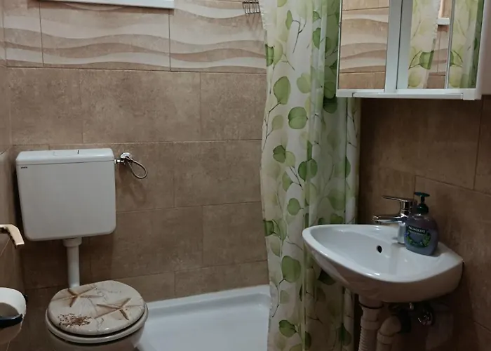 Laura - With Private Swimming Pool * שיבניק