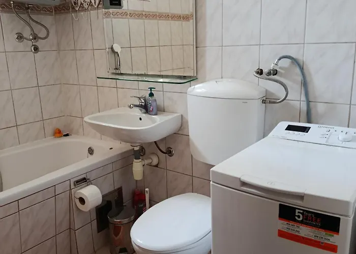 Laura - With Private Swimming Pool דירה