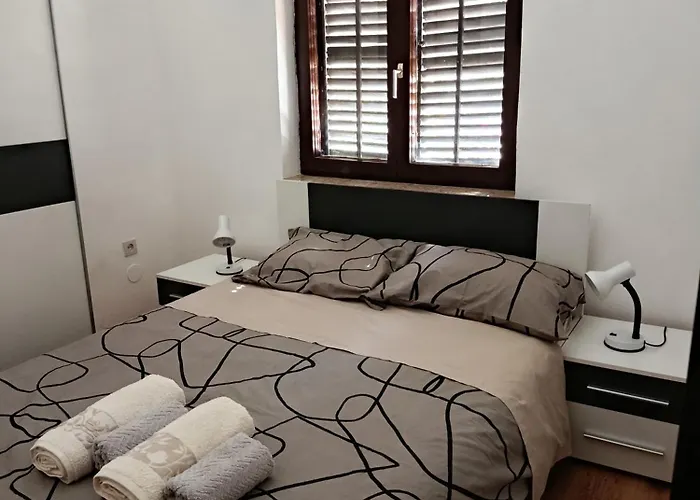 아파트 Laura - With Private Swimming Pool