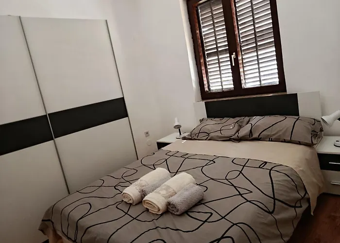 Laura - With Private Swimming Pool שיבניק