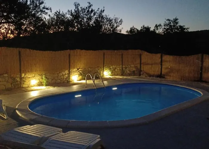 Laura - With Private Swimming Pool * שיבניק