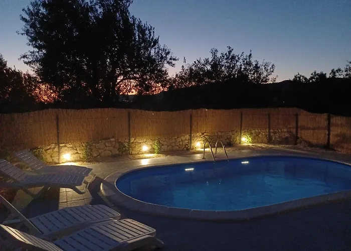 Laura - With Private Swimming Pool דירה